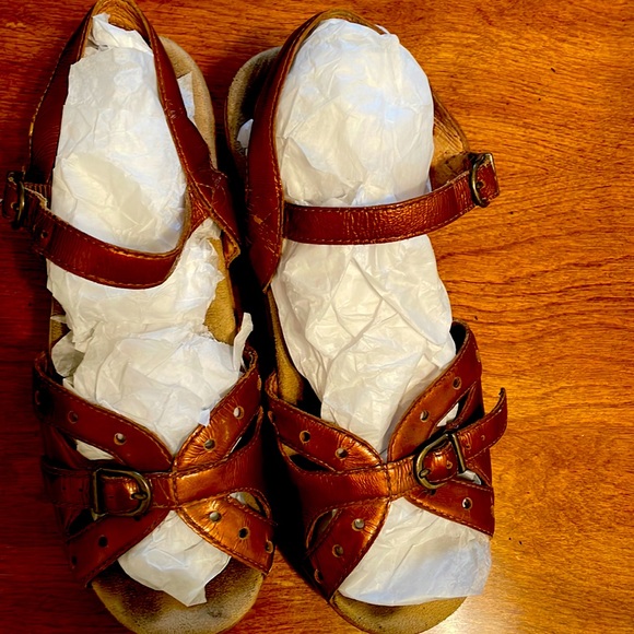 2 for price of 1! Really LOVED & USED 2 pr Patent LEATHER DANSKO clog SANDALS - Picture 2 of 8